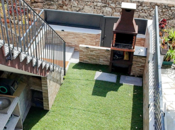 Espaço exterior com churrasqueira